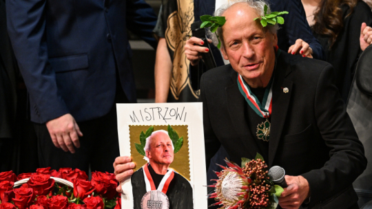 Aktor Paweł Wawrzecki podczas uroczystości z okazji jubileuszu 50-lecia jego pracy artystycznej na Scenie Dużej Teatru Kwadrat w Warszawie. Fot. PAP/Radek Pietruszka