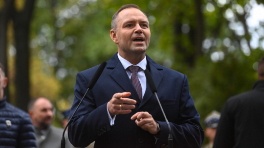 Prezydent RP Karol Nawrocki podczas uroczystości pogrzebowych uczestnika wojny polsko-bolszewickiej, agenta wywiadu, żołnierza Armii Krajowej, pisarza Sergiusza Piaseckiego. Fot. PAP/Piotr Nowak