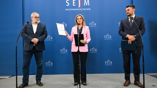 Od lewej: posłowie KO Piotr Adamowicz i Joanna Frydrych oraz szef Urzędu do Spraw Kombatantów i Osób Represjonowanych Lech Parell. Fot. PAP/Radek Pietruszka