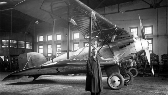 Sylwetka nowego samolotu rozpoznawczego CWL WZ-X konstrukcji inż. Władysława Zalewskiego (stoi na pierwszym planie). Fot. NAC (Narodowe Archiwum Cyfrowe)