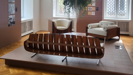 Meble zaprojektowane przez Jerzego Zalszupina na wystawie w Willi Gawrońskich w Warszawie. Fot. mpg