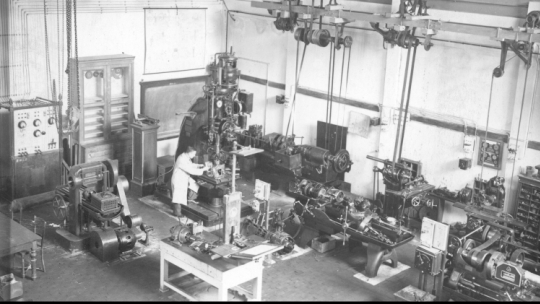 Wnętrze laboratorium obróbki metali Politechniki Warszawskiej, lata 1920 - 1930. /Źródło: NAC