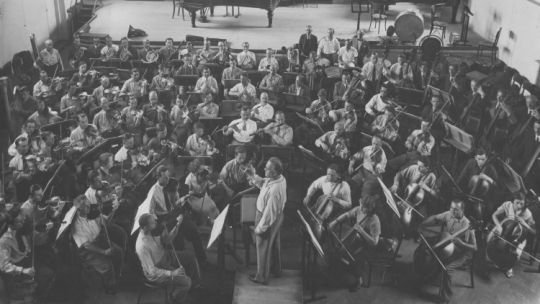 Wielka Orkiestra Symfoniczna Polskiego Radia pod batutą Grzegorza Fitelberga podczas próby, 1936 r. /Źródło: NAC