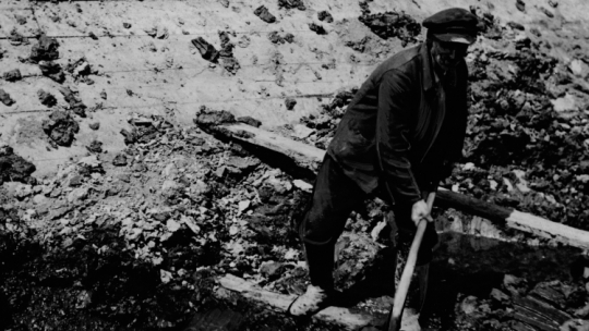 Swoszowice. Mężczyzna podczas pobierania mułu na kąpiele siarkowe, 1943 r. /Źródło: NAC