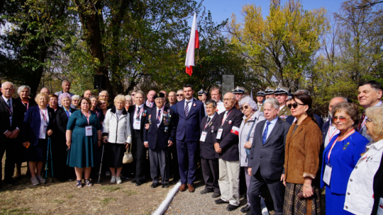 Lech Parell, szef Urzędu do Spraw Kombatantów i Osób Represjonowanych, oraz marszałek Senatu Bogdan Borusewicz z uczestnikami uroczystości na polskim cmentarzu wojennym w Szokpak Baba w Kazachstanie. Fot. UdSKiOR