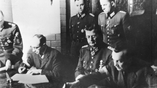 Podpisanie aktu kapitulacji Powstania Warszawskiego. Fot. PAP/reprodukcja