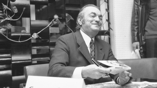 Prozaik, scenarzysta, dramaturg Edmund Niziurski podpisuje swoje książki, 1975 r. Fot. PAP/Andrzej Rybczyński