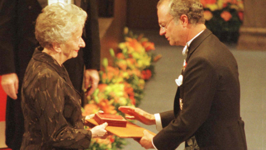 Wisława Szymborska odebrała z rąk króla Karola XVI Gustawa literacką Nagrodę Nobla. Ceremonia odbyła się w Filharmonii Sztokholmskiej, 10 grudnia 1996 r. Fot. PAP/CAF Jacek Bednarczyk