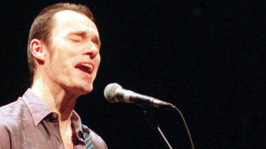 24.01.1998 w warszawskim Teatrze Malym zaśpiewał John Porter. PAP/CAF Radek Pietruszka