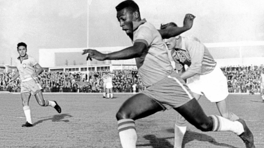 W akcji Pele podczas meczu Brazylia - Szwecja z 8 maja 1960 r. Fot. PAP/EPA