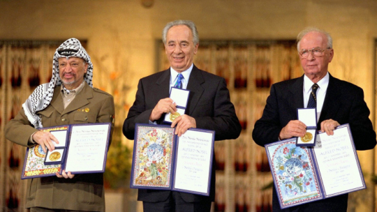 Zdjęcie z 1994 roku – laureaci Pokojowej Nagrody Nobla: prezydent Palestyny Jaser Arafat, izraelski minister spraw zagranicznych Szimon Peres (C) oraz izraelski premier Icchak Rabin (R). PAP/EPA/Biuro Prasowe Rządu Izraela