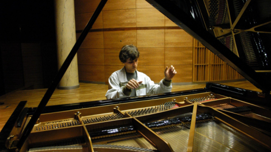 Rafał Blechacz, przedstawiciel polskiej ekipy na XV Międzynarodowy Konkurs Pianistyczny im. Fryderyka Chopina, czerwiec 2005 r. Fot. PAP/Andrzej Rybczyński
