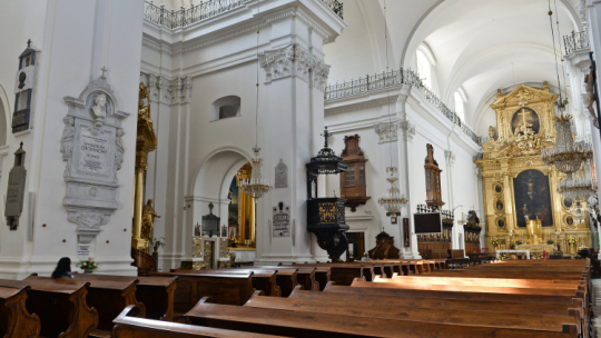 Tablica upamiętniająca złożenie serca Fryderyka Chopina (L) w Bazylice św. Krzyża w Warszawie. Fot. PAP/Marcin Obara