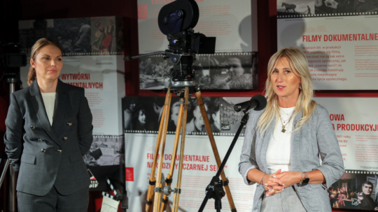 Agnieszka Będkowska (P) i zastępca dyrektora ds. inwestycji w WFDiF Joanna Skierska (L), 2023 r. Fot. PAP/Paweł Supernak