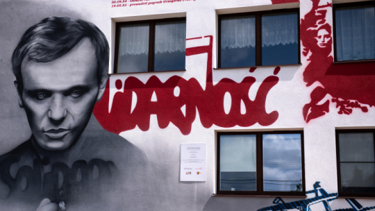 Mural poświęcony ks. Jerzemu Popiełuszce na budynku szkoły w Suchowoli. Fot. PAP/Michał Zieliński