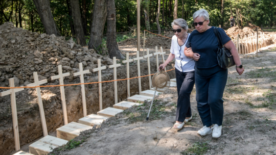 Pogrzeb ekshumowanych szczątków polskich ofiar zbrodni wołyńskiej na terenie dawnej wsi Puźniki w dzisiejszym obwodzie tarnopolskim na zachodzie Ukrainy, 6 września 2025 r. W nocy z 12 na 13 lutego 1945 r. ukraińscy nacjonaliści wymordowali w Puźnikach – według różnych źródeł – od 50 do 120 Polaków. Podczas trwających od 23 kwietnia do 10 maja br. ekshumacji znaleziono szczątki co najmniej 42 osób – kobiet, mężczyzn i dzieci. Fot. PAP/Vladyslav Musiienko