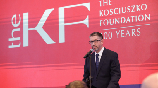 Prezes Fundacji Marek Skulimowski na uroczystej Gali 100-lecia Fundacji Kościuszkowskiej w Pałacu Rzeczypospolitej w Warszawie. W ramach obchodów jubileuszu przedstawiciele fundacji przekazali do zbiorów Biblioteki Narodowej rękopis wspomnień wojennych oraz fotograficzny portret Władysława Stanisława Reymonta. Fot. PAP/Tomasz Gzell