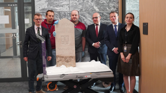 Oryginalna płyta z nagrobka Władysława Sikorskiego przekazana do zbiorów Muzeum Historii Polski. Fot. MHP
