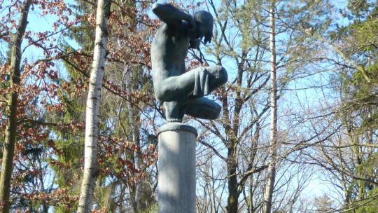 Rzeźba upamiętniająca robotników przymusowych, którzy zginęli w Marzahn, cmentarz Parkfriedhof Marzahn w Berlinie. Fot. Angela M. Arnold (=44penguins), CC BY-SA 3.0 <https://creativecommons.org/licenses/by-sa/3.0>, via Wikimedia Commons