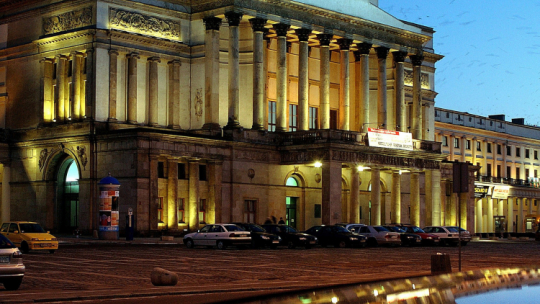 Teatr Wielki przy placu Teatralnym 1, wzniesiony w latach 1825-1833 według projektu Antonia Corazziego. Na fasadzie kwadryga Apollina. Fot. PAP/Jan Morek 