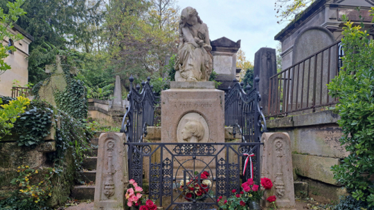 Paryż, Francja, 30 października 2024 r. Na zdjęciu grób kompozytora i pianisty Fryderyka Chopina na cmentarzu Pere-Lachaise w Paryżu. Fot. PAP/Anna Wróbel