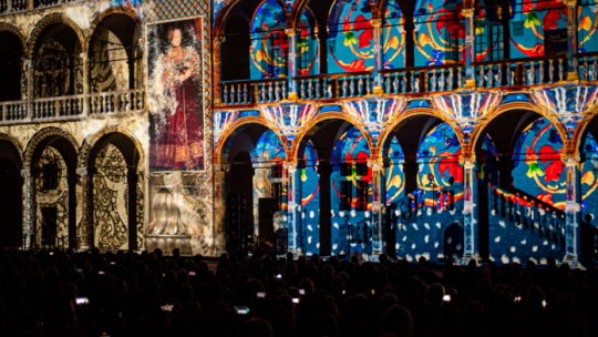 Wieczorny pokaz na murach Wawelu. Fot. wawel.krakow.pl