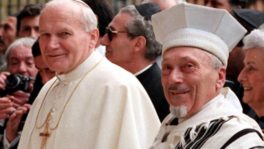 13 kwietnia 1986 r. papież Jan Paweł II złożył historyczną wizytę w rzymskiej synagodze. Na zdjęciu obok niego: Elio Toaff, naczelny rabin Rzymu. Fot. PAP/EPA/ANSA 