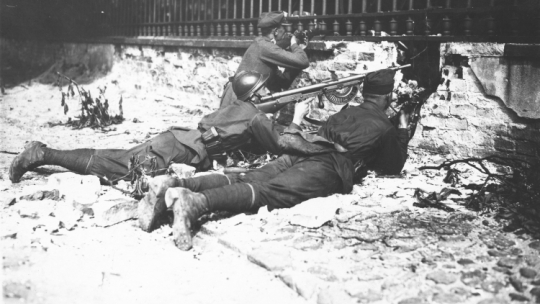 Żołnierze na stanowisku podczas obrony Belwederu. Widoczny ręczny karabin maszynowy Chauchat wz.1915., 12-15 maja 1926 r. Fot. Narodowe Archiwum Cyfrowe
