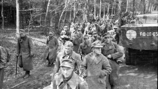 Berlin, 1945 r. Kolumna wojsk niemieckich eskortowana przez polskich żołnierzy opuszcza miasto po kapitulacji Niemiec. Fot. PAP/CAF/Polpress