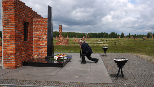 Brzezinka, 16.05.2025 r. Ceremonia upamiętnienia 81. rocznicy buntu Romów przed Pomnikiem Zagłady Romów i Sinti w "Zigeunerlager" na terenie byłego obozu "cygańskiego" w KL Auschwitz II-Birkenau w Brzezince. Fot. PAP/Jarek Praszkiewicz