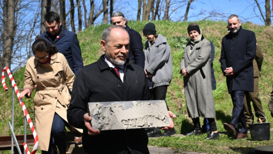 Gdańsk, 25.04.2026 r. Dyrektor Muzeum II Wojny Światowej Rafał Wnuk (trzeci od lewej) podczas wmurowania kamienia węgielnego pod budowę Muzeum Westerplatte w Gdańsku. Fot. PAP/Andrzej Jackowski