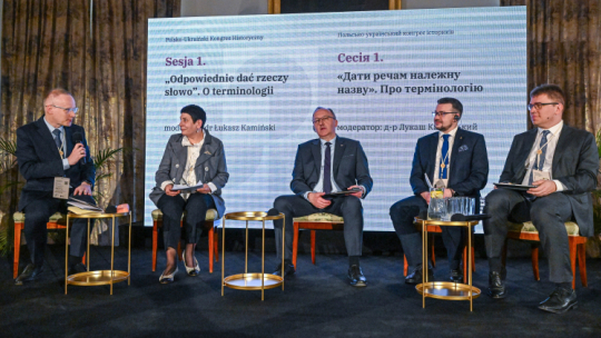 Polsko-Ukraiński Kongres Historyczny w Baranowie Sandomierskim. Od lewej: dr Łukasz Kamiński, prof. Natalia Starczenko, wiceprezes Instytutu Pamięci Narodowej Karol Polejowski, prezes Ukraińskiego Instytutu Pamięci Narodowej Oleksandr Ałfiorow i dr Łukasz Adamski. Fot. PAP/Darek Delmanowicz
