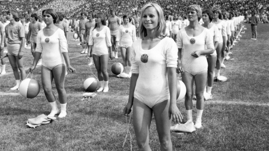 Płock 12.09.1976. Gimnastycy, członkowie Ludowych Zespołów Sportowych występują podczas Dożynek Centralnych, odbywających się na stadionie klubu sportowego Wisła (Stadion im. Kazimierza Górskiego). Fot. PAP/Afa Pixx/Zenon Żyburtowicz