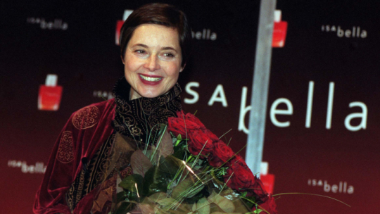 Aktorka, Isabella Rossellini znana m.in. z filmów "Dzikość serca" czy "Blue Velvet" podczas wizyty w Polsce, 2002 r. Fot. PAP Jacek Turczyk