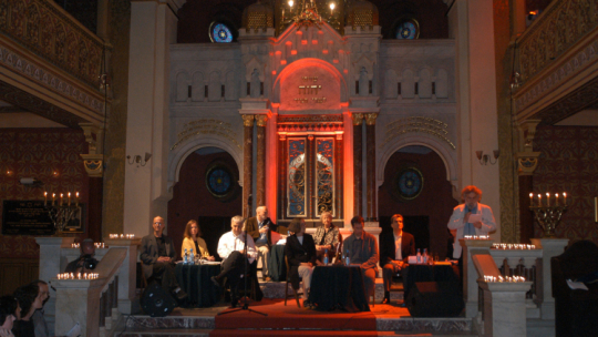 Kraków, 2004 r, Seminarium Poetyckie "Amerykanie w Krakowie". Od lewej: Tony Hoagland, Carolyn Forche, Edward Hirsch, Adam Zagajewski, Anne Carson, Wisława Szymborska, Tomasz Różycki, Robert Pinsky i Jerzy Ilg. Fot Jacek Bednarczyk (PAP)