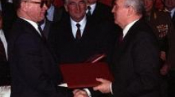 W. Jaruzelski i M. Gorbaczow wymieniają protokoły przekazania kopii dokumentów katyńskich. Moskwa 13.04.1990. Fot. PAP