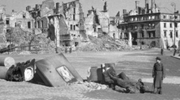 Plac Zamkowy. Na pierwszym planie zniszczona kolumna Zygmunta III Wazy. Warszawa 03.1945. Fot. PAP/CAF