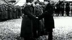 Płk A. Krzyżanowski „Wilk”, komendant Okręgu Wileńskiego AK (z prawej) w Turgielach. 1944 r. Źródło: NAC