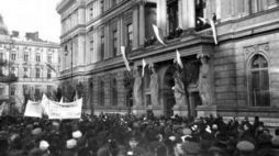 Manifestacja ludności przed siedzibą pierwszego rządu w niepodległej Polsce – Warszawa, 14 listopada 1918 r. Fot. CAW