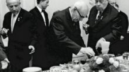 Spychalski, Gomułka i Cyrankiewicz na przyjęciu w URM. 22.07.1970. (zdjęcie zatrzymane w PRL przez cenzurę). Źródło: PAP