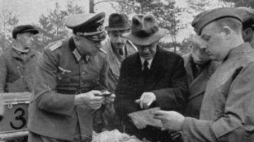 Były premier Polski Leon Kozłowski w czasie identyfikacji zwłok polskich oficerów. Katyń, 04.1943 r. Fot. PAP/CAF/Arch.