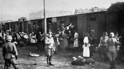 Umschlagplatz przy ulicy Stawki: ludzie w oczekiwaniu na deportacje. 1942-1943. Fot. Wikipedia