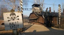 Były obóz zagłady KL Auschwitz. Na zdjęciu: brama wejściowa. Fot. PAP/ J. Bednarczyk