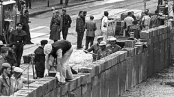 Pierwszy dzień wznoszenia Muru Berlińskiego na Placu Poczdamskim pod strażą uzbrojonych milicjantów NRD. Fot. PAP/EPA 