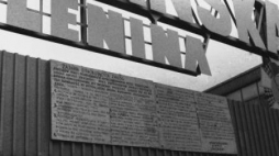 21 postulatów strajkujących stoczniowców na bramie Stoczni Gdańskiej. 22.08.1980 r. Fot. PAP/CAF/J. Uklejewski