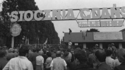 Brama Stoczni Gdańskiej w czasie sierpniowego strajku w 1980 r. Fot. PAP