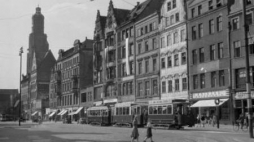 Wrocław, 1948-09. Północna pierzeja rynku. Z lewej bazylika św. Elżbiety. Fot. PAP/CAF