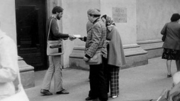 Antoni Macierewicz rozdaje ulotki pod kościołem św. Anny w Warszawie. 1978 r. Fot. M. Jabłoński. Zbiory Ośrodka KARTA.