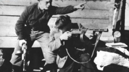 Zbigniew Rećko ps. "Trzynastka" szkoli dziewczynę w strzelaniu z pistoletu maszynowego (1943). Fot. NAC