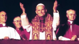 Karol Wojtyła tuż po tym, jak został wybrany przez konklawe na papieża. 16.10.1978. Fot. PAP/EPA 